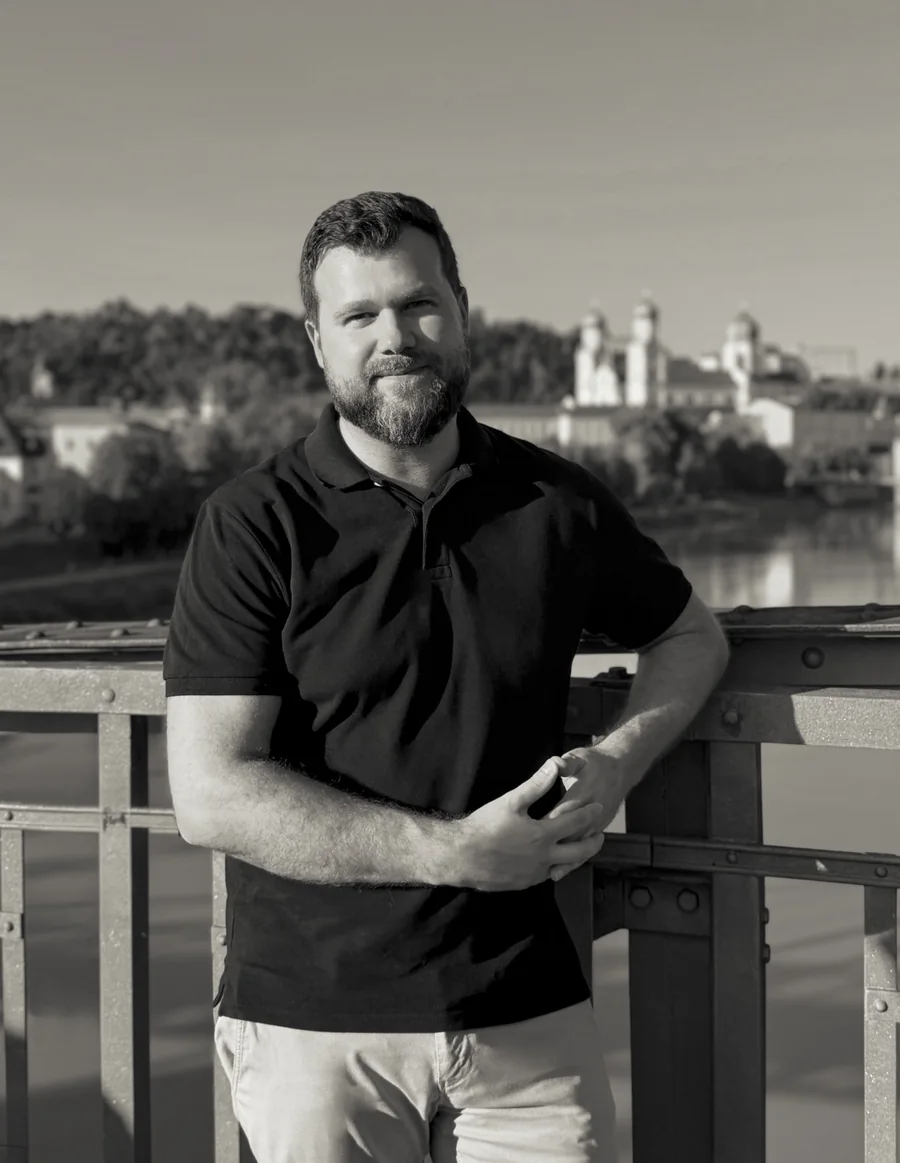 Alexander Fink von BavariaSpot vor der Passauer Altstadt